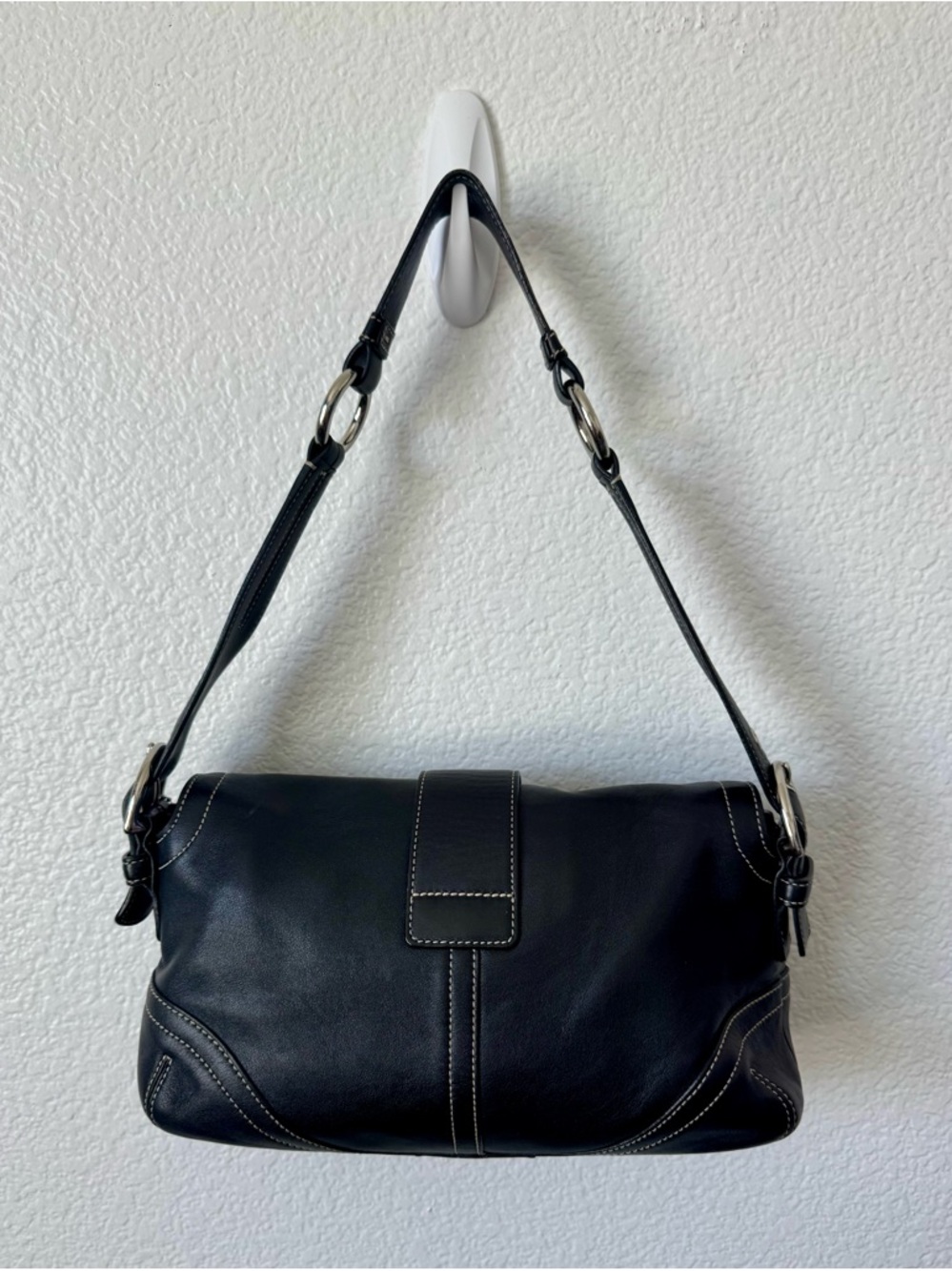 Coach Soho Black Leather Flap Shoulder Bag Buckle Detail Classic 0658 EUC - Picture 2 of 10